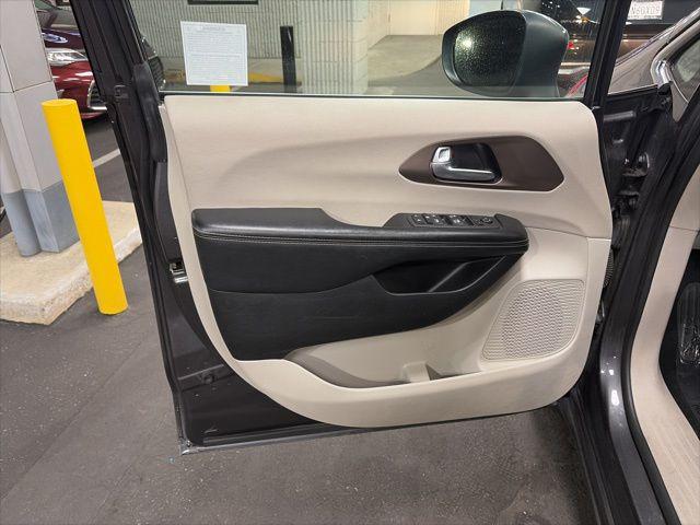 2022 Chrysler Voyager LX