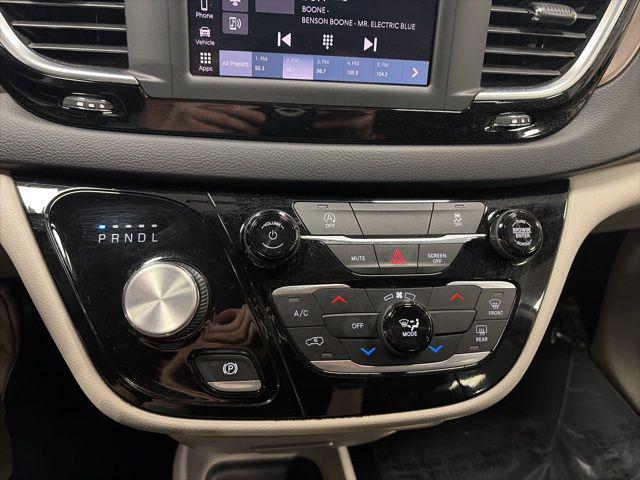 2022 Chrysler Voyager LX