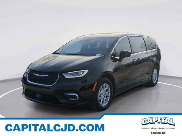 2026 Chrysler Pacifica Select's photo