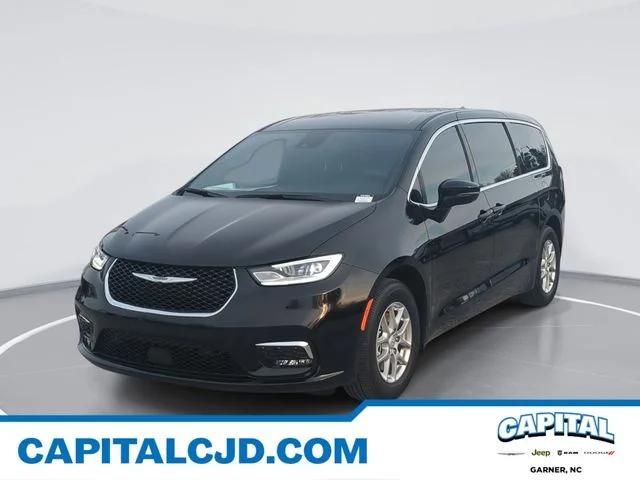 2026 Chrysler Pacifica Select's photo