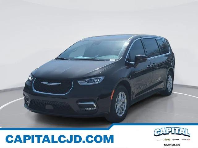 2026 Chrysler Pacifica Select's photo