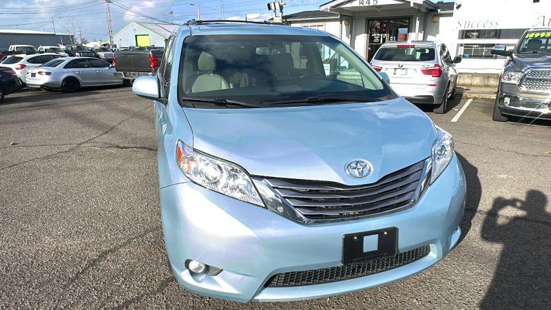 2017 Toyota Sienna XLE Premium 7 Passenger for sale in Eugene, OR
