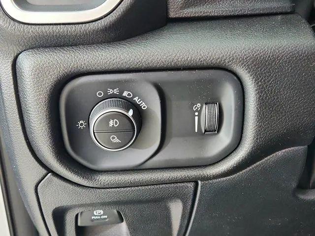 2026 Ram 1500 Express Crew Cab 4x4 5'7" Box