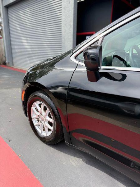 2021 Chrysler Voyager LXI