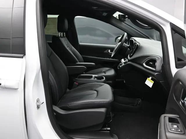 2026 Chrysler Pacifica Select AWD