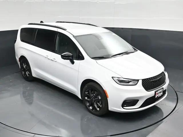 2026 Chrysler Pacifica Select AWD