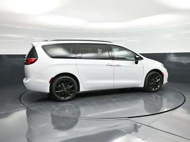 2026 Chrysler Pacifica Select AWD
