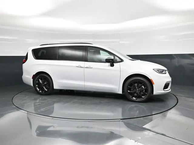 2026 Chrysler Pacifica Select AWD