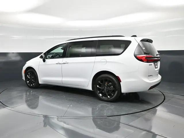 2026 Chrysler Pacifica Select AWD