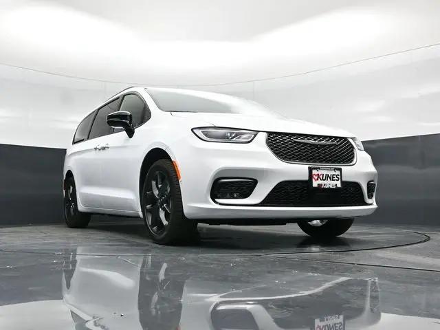 2026 Chrysler Pacifica Select AWD