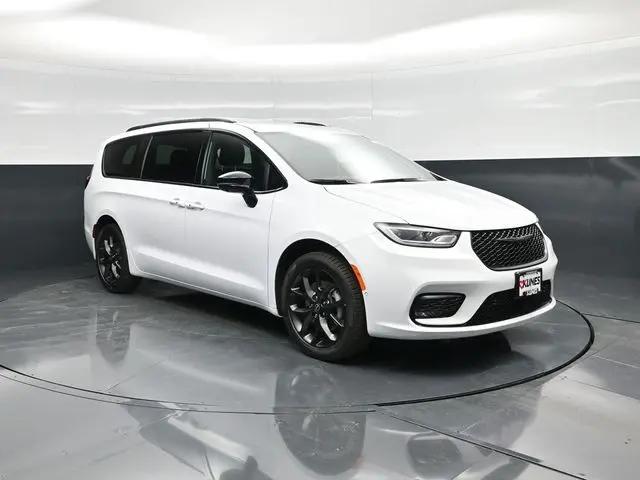 2026 Chrysler Pacifica Select AWD for sale in Sterling, IL