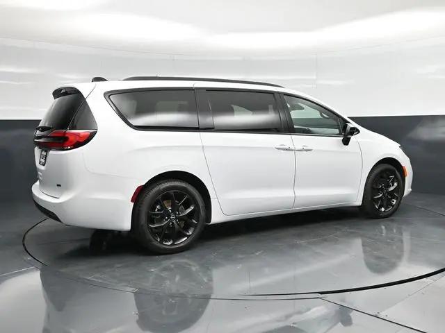 2026 Chrysler Pacifica Select AWD