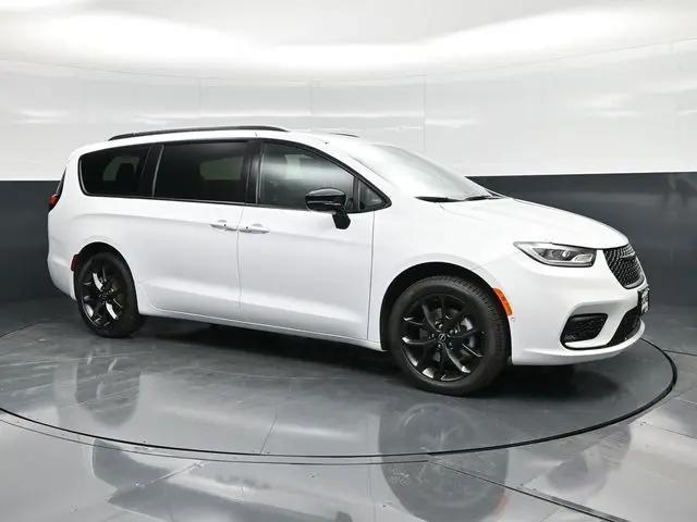 2026 Chrysler Pacifica Select AWD