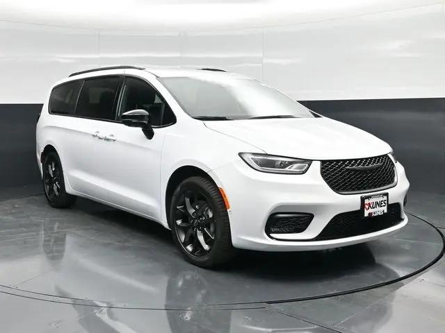 2026 Chrysler Pacifica Select AWD