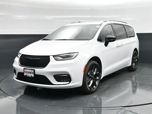 2026 Chrysler Pacifica Select AWD