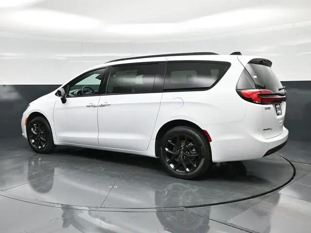 2026 Chrysler Pacifica Select AWD