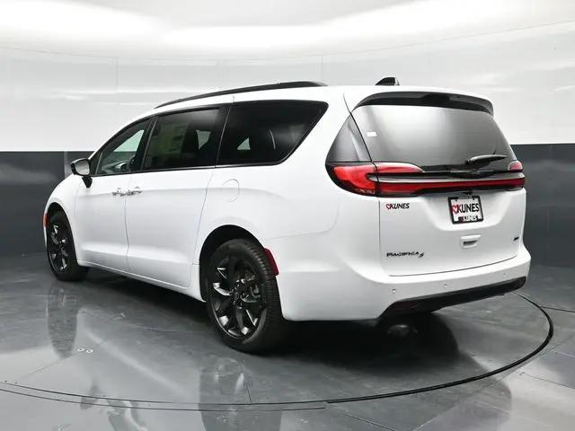 2026 Chrysler Pacifica Select AWD