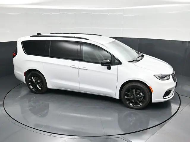 2026 Chrysler Pacifica Select AWD