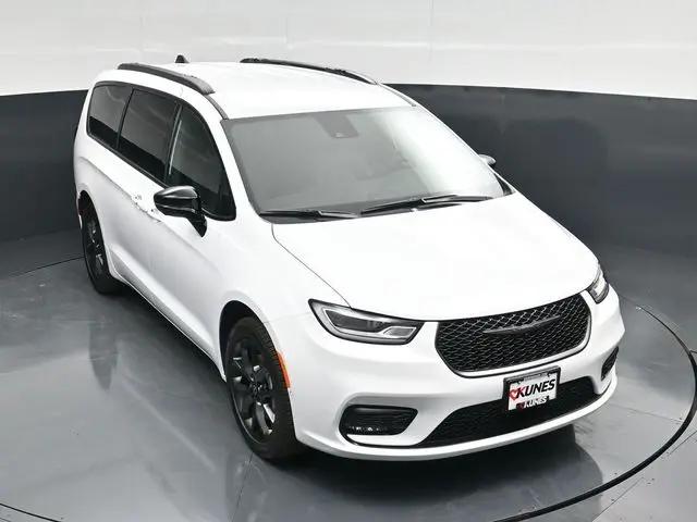 2026 Chrysler Pacifica Select AWD