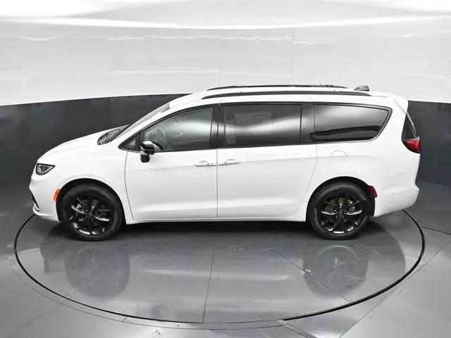 2026 Chrysler Pacifica Select AWD