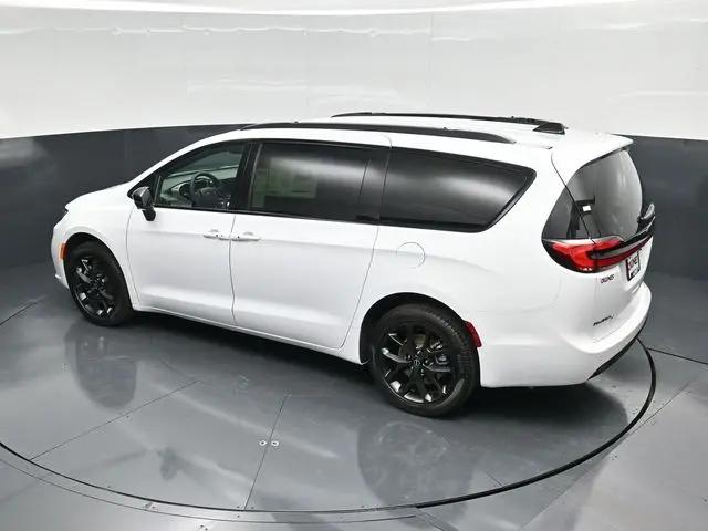2026 Chrysler Pacifica Select AWD