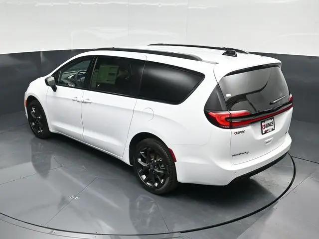 2026 Chrysler Pacifica Select AWD