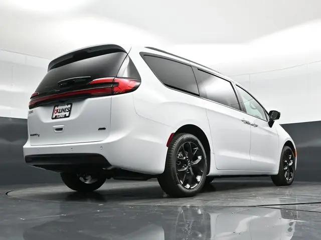 2026 Chrysler Pacifica Select AWD