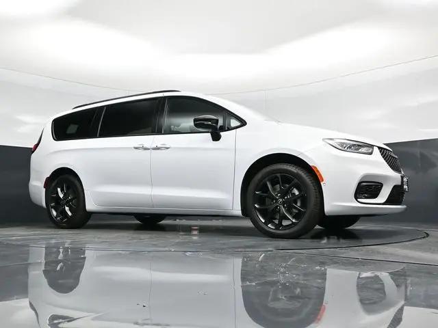 2026 Chrysler Pacifica Select AWD