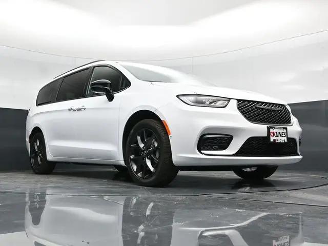 2026 Chrysler Pacifica Select AWD