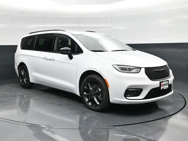 2026 Chrysler Pacifica Select AWD for sale in Sterling, IL