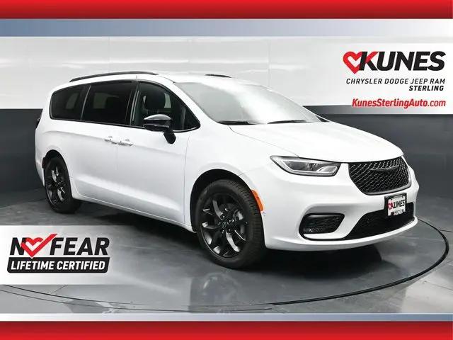 2026 Chrysler Pacifica Select AWD for sale in Sterling, IL