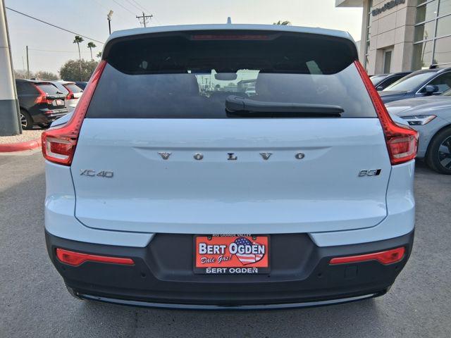 2026 Volvo XC40 Plus, B5 AWD Gas (mild hybrid), Dark