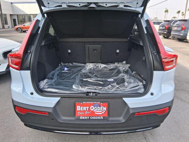 2026 Volvo XC40 Plus, B5 AWD Gas (mild hybrid), Dark