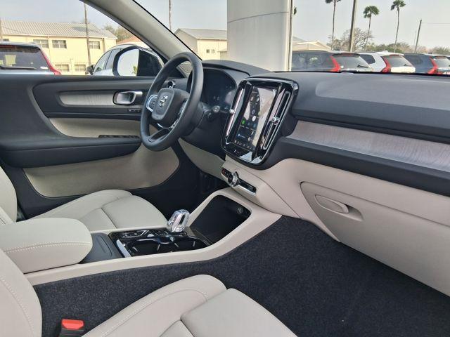 2026 Volvo XC40 Plus, B5 AWD Gas (mild hybrid), Dark
