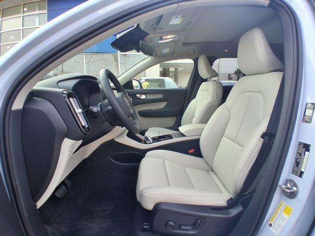 2026 Volvo XC40 Plus, B5 AWD Gas (mild hybrid), Dark