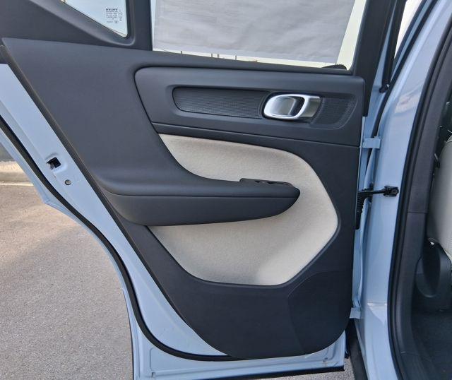 2026 Volvo XC40 Plus, B5 AWD Gas (mild hybrid), Dark