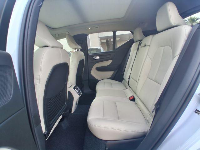 2026 Volvo XC40 Plus, B5 AWD Gas (mild hybrid), Dark
