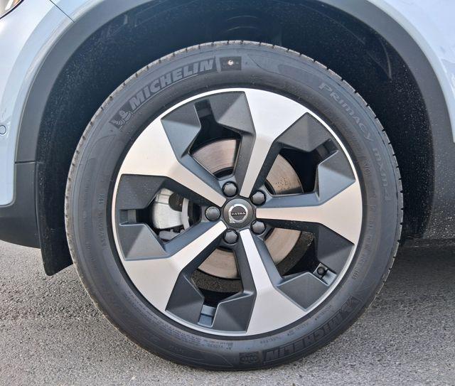 2026 Volvo XC40 Plus, B5 AWD Gas (mild hybrid), Dark