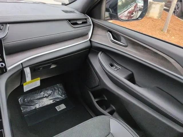 2026 Jeep Grand Cherokee Altitude 4x2