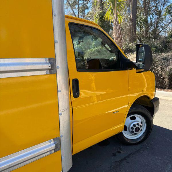 2018 GMC Savana Cutaway Work Van