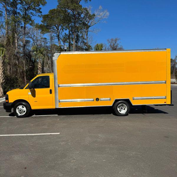 2018 GMC Savana Cutaway Work Van