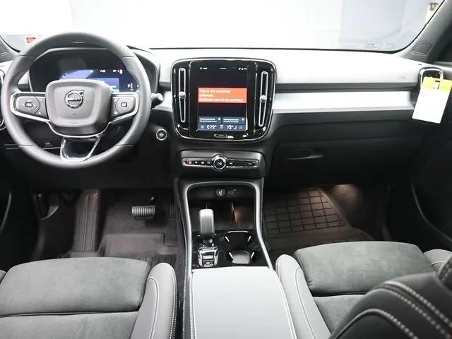 2026 Volvo XC40 Black Edition Ultra, B5 AWD Gas (mild hybrid)