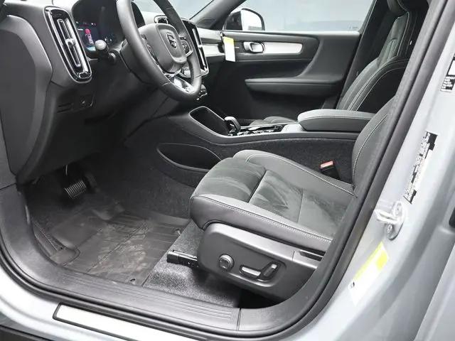 2026 Volvo XC40 Black Edition Ultra, B5 AWD Gas (mild hybrid)