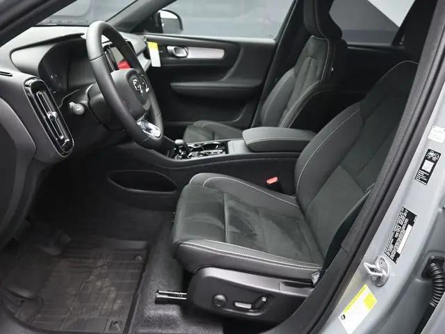 2026 Volvo XC40 Black Edition Ultra, B5 AWD Gas (mild hybrid)