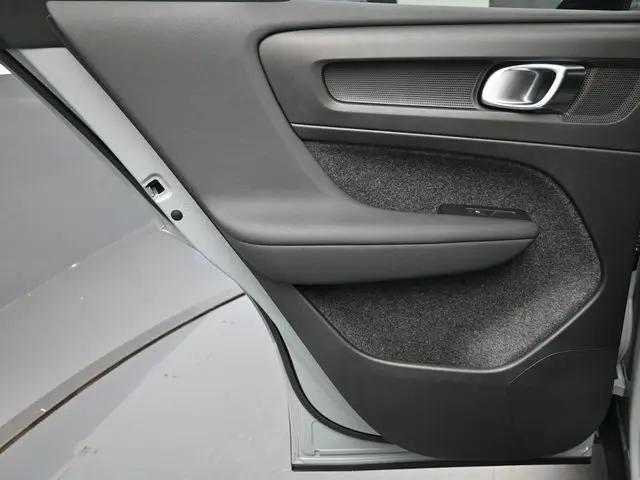 2026 Volvo XC40 Black Edition Ultra, B5 AWD Gas (mild hybrid)