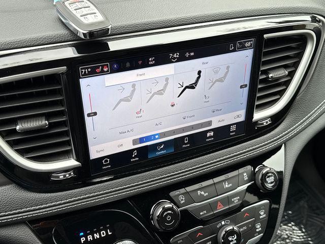 2026 Chrysler Pacifica Select AWD