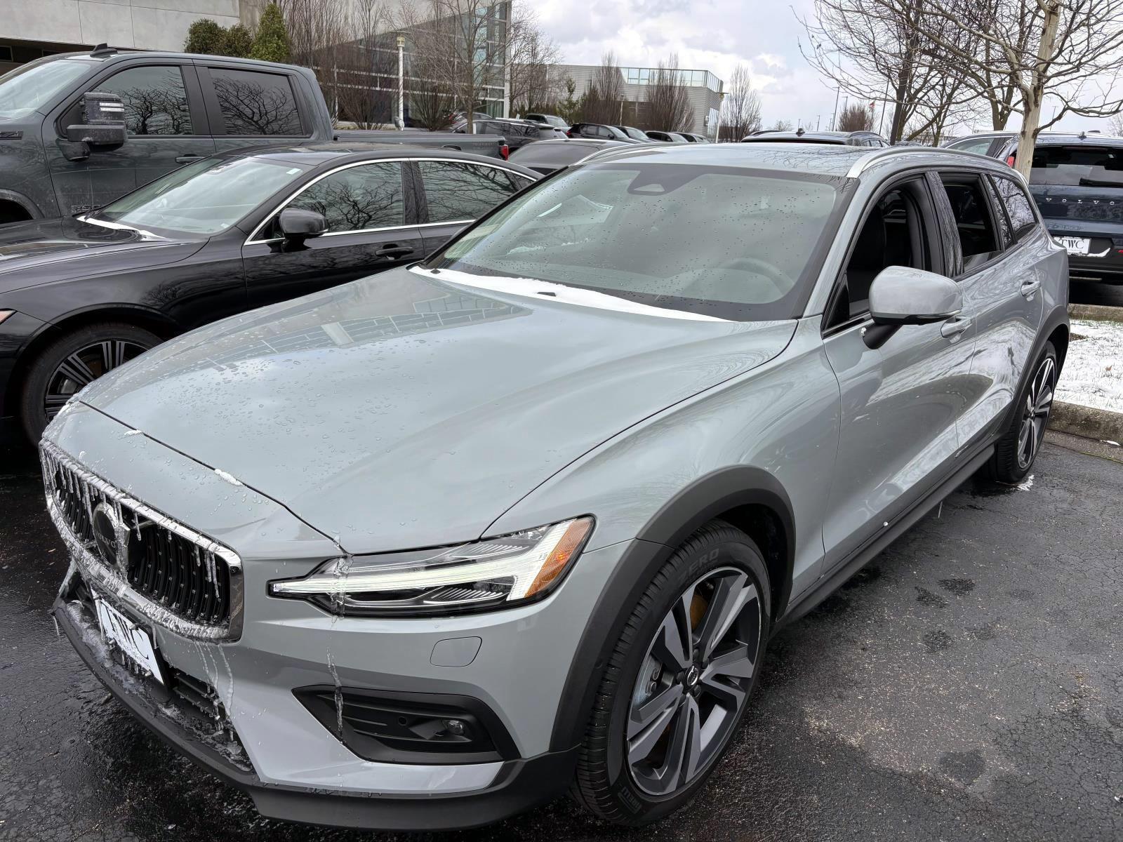 /2025 Volvo V60-Cross Country