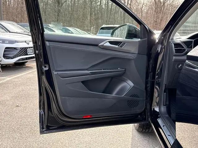 2025 Volkswagen Taos 1.5T SE Black