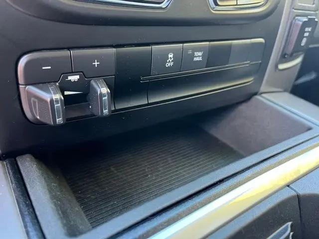 2023 Ram 1500 Classic SLT Crew Cab 4x2 5'7" Box