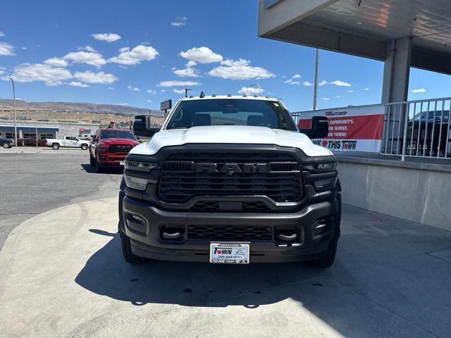 2026 RAM 5500 Chassis RAM 5500 TRADESMAN CHASSIS CREW CAB 4X4 60 CA
